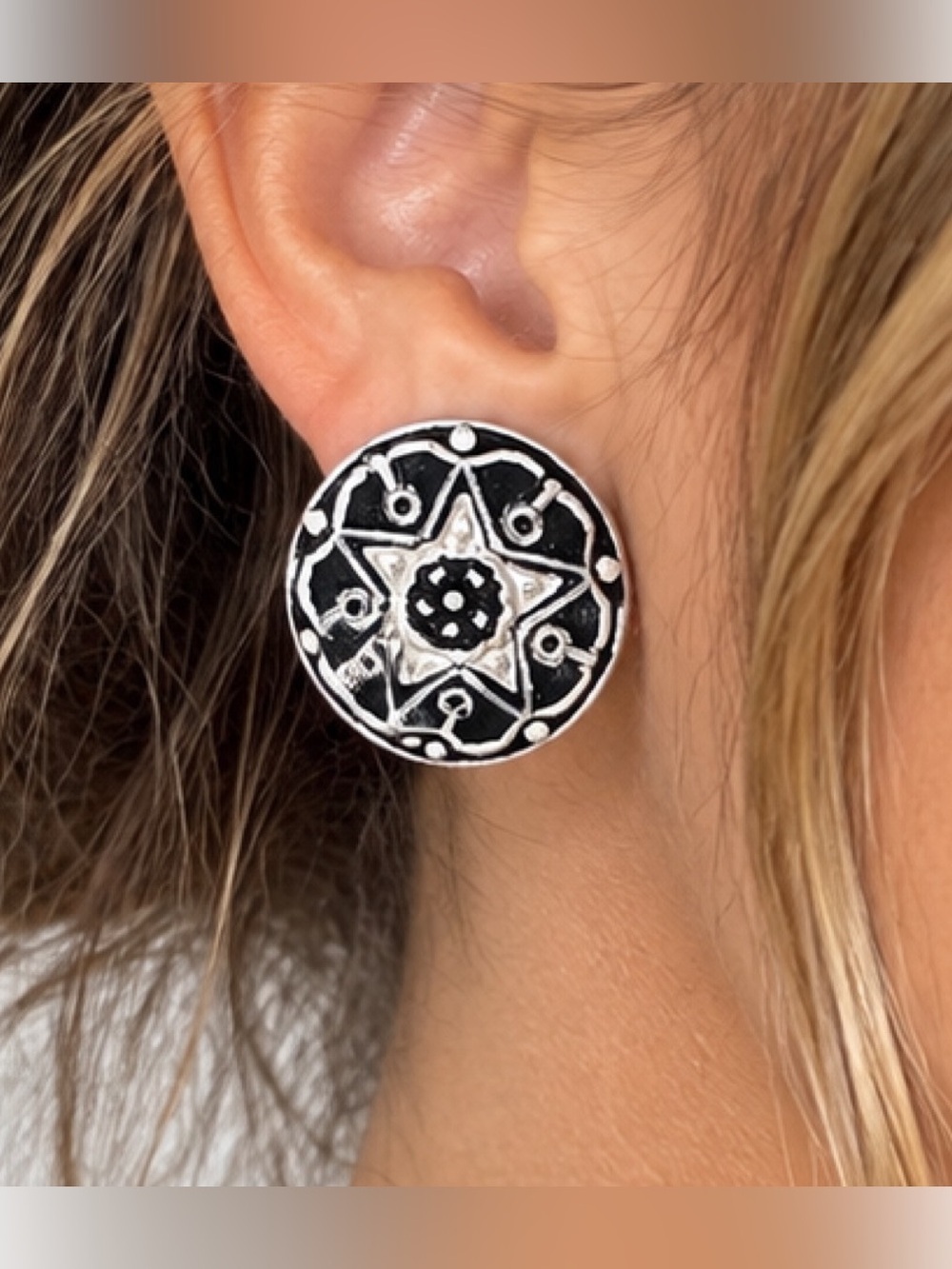 Seiferts vintage 1980’s black/white large circular earrings